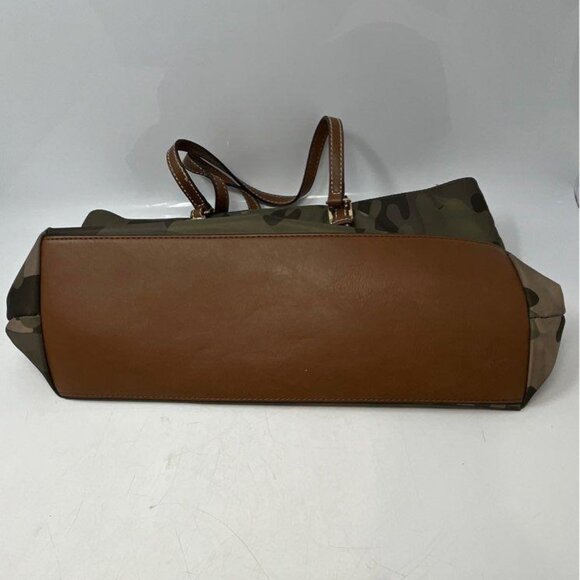 Tommy Hilfiger Camo Purse - Picture 3 of 6